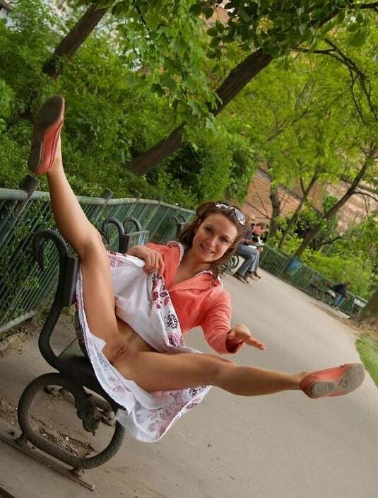 шикарно раскинула ножки)