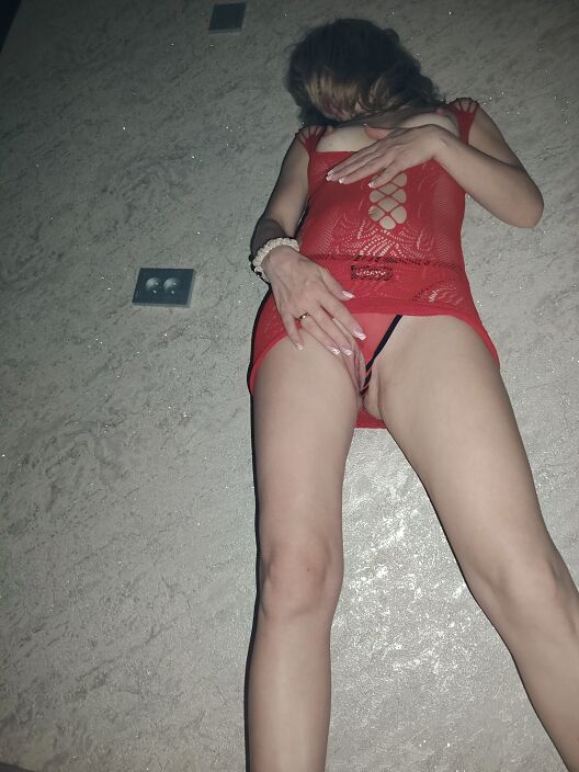 В красном