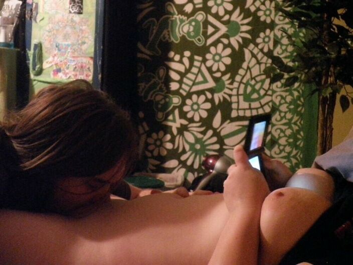 Ублажает ротиком