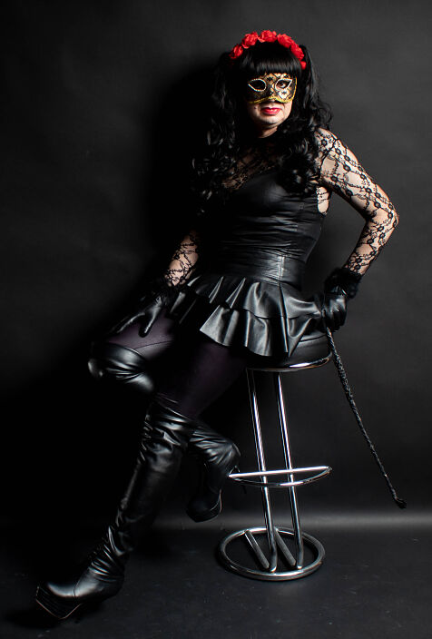 Черная кожа, ботфорты и хлыст. Мечты сбываются!