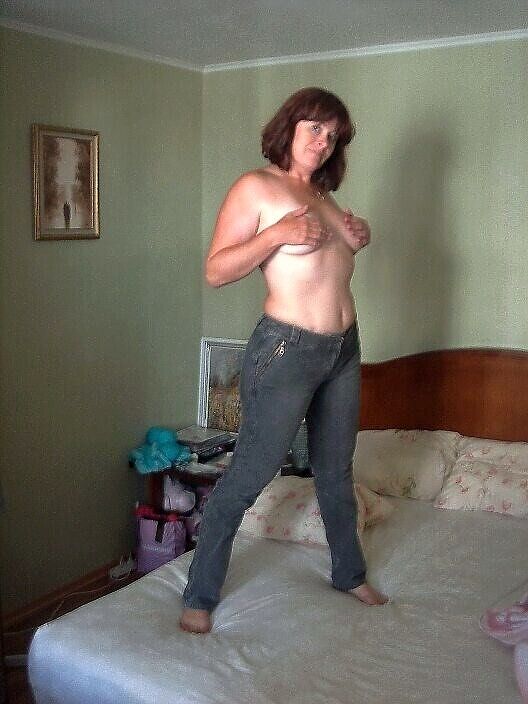 Ланочка дома в спальне