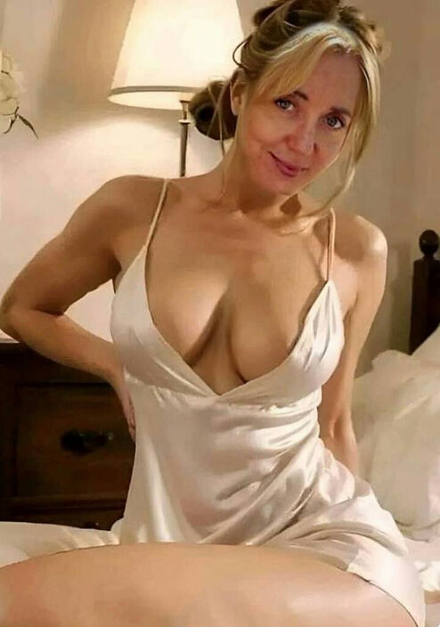 Елена позирует