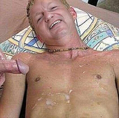 На мене спустив сперму мій сусід. Теж гей.