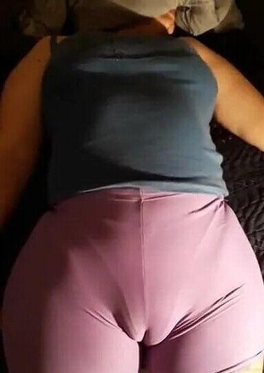 Улеглась, ждёт когда стяну с неё