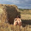 В позе готова с голой жопой на природе