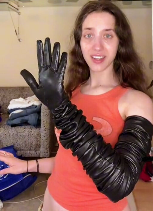 Как вам такая длинная кожаная перчатка?