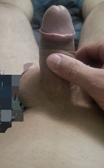 Проснулся, он почти стоит и хочет.