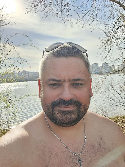 Він