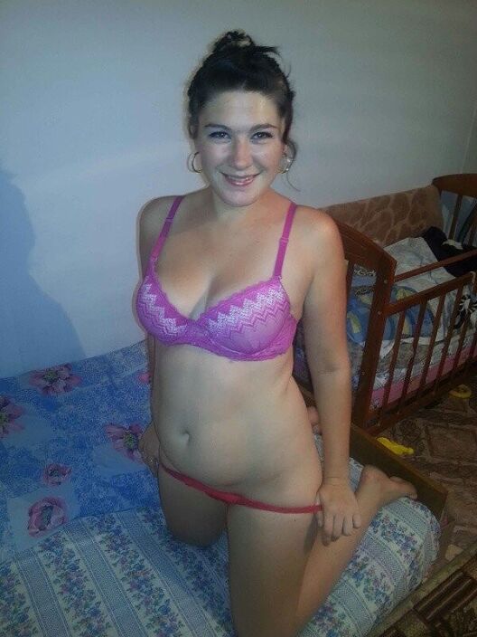 школьная подруга, молодая мамочка раздевается для мужа