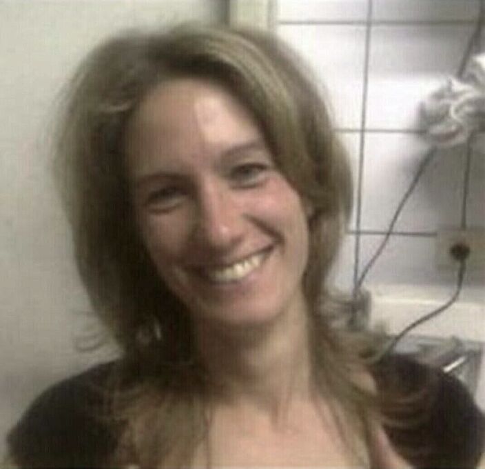 Шлюшка Роксана готова трахаться с молодыми арабскими под