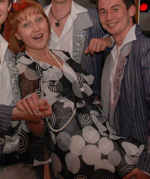 на одной вечеринке..