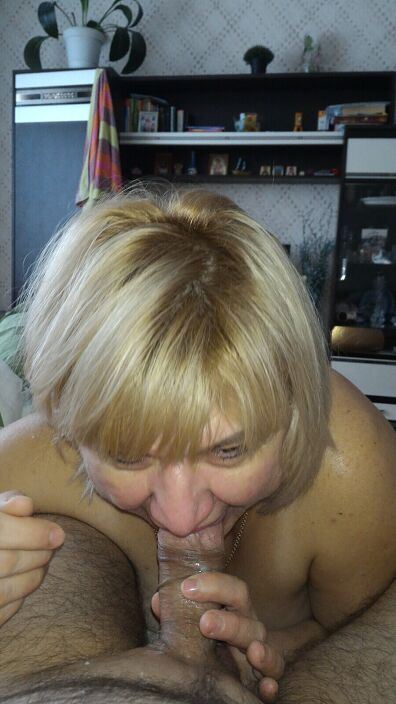 Сосет наша девочка..