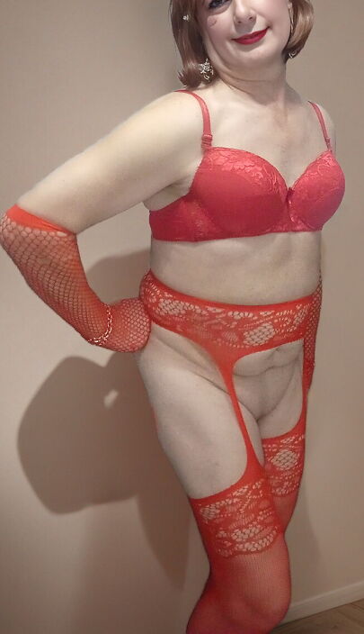 в красном белье