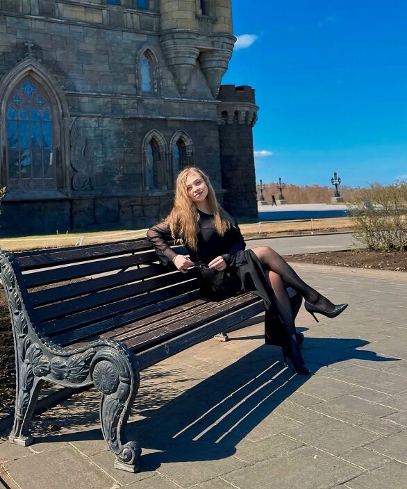 В колготках шлюшка)