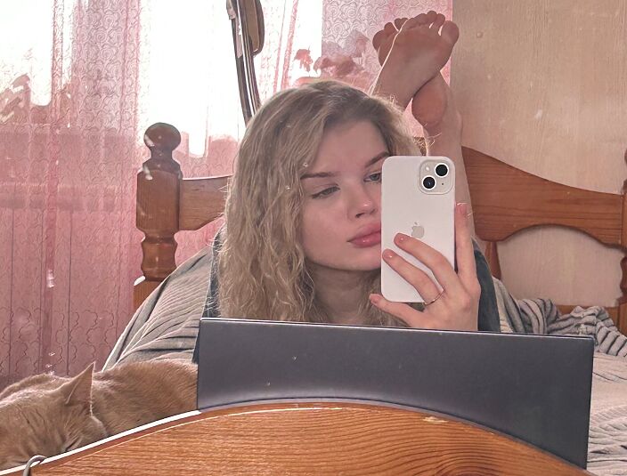 Лежу в кроватке)