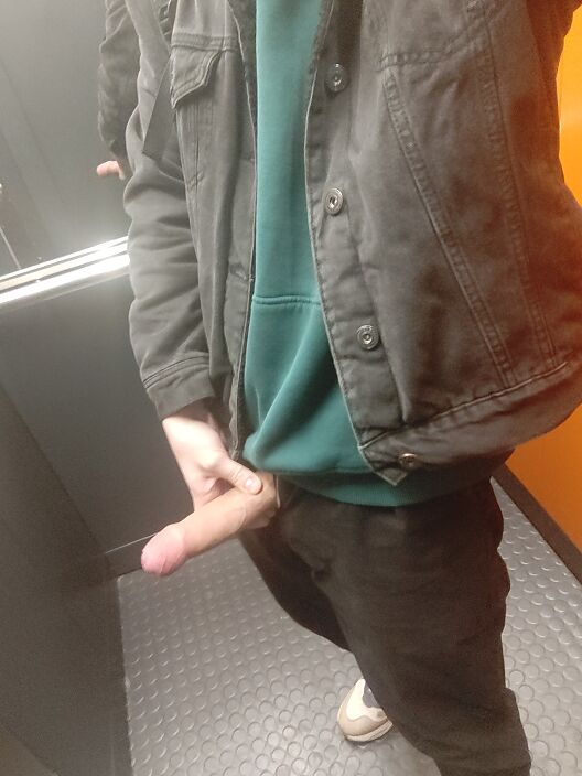 В лифте))