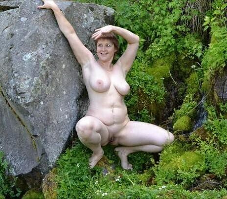 Голая на природе