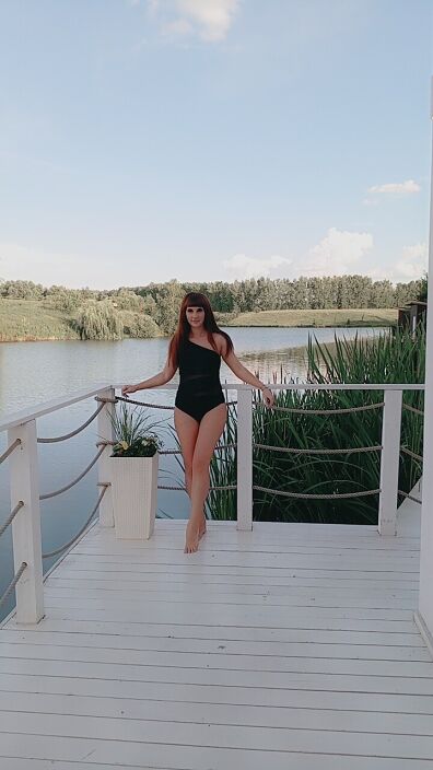 В купальнике,мне идёт  этот  купальник?))