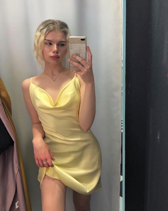 Примеряю платье