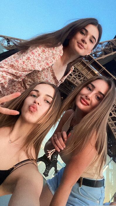 С подругами в Париже