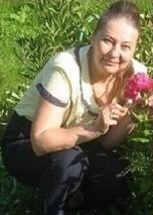 С цветочком разве я не скромный ангел?