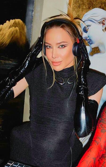 В лаковых  перчатках