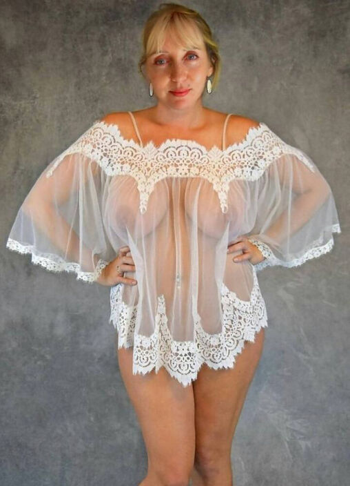 подружка позирует