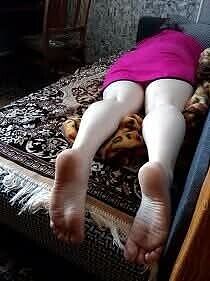 Белые плхотливые ножки с розовыми пяточками