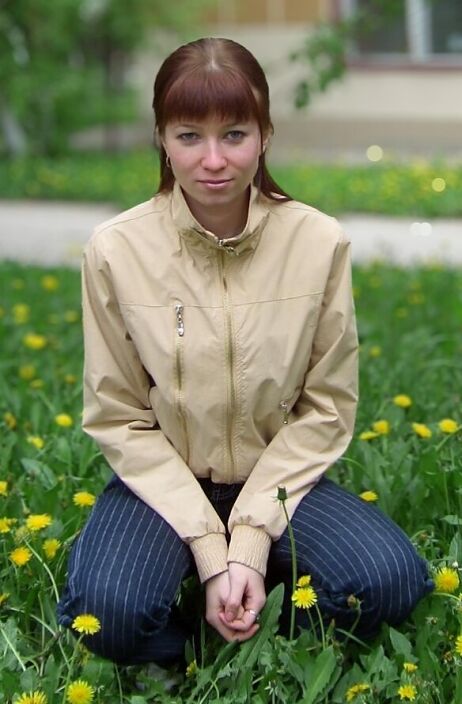 Весной девушки текут