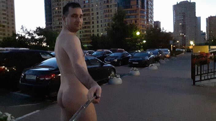 Голышом по улице