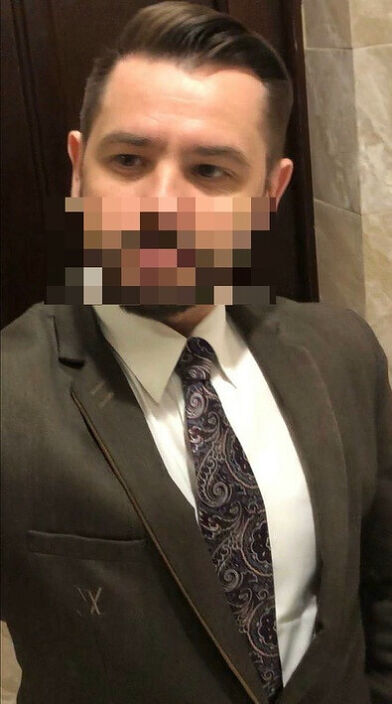 Галстук лишний.Развяжи.