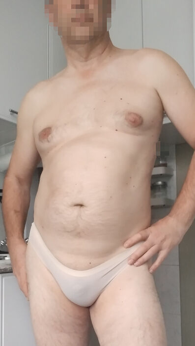 На работу в трусиках женских собираюсь