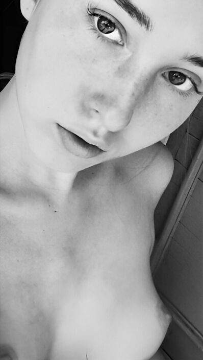 Сосочки встают когда их хозяйку унижают)