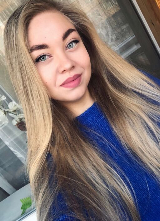 Довольная шлюшка после минета)