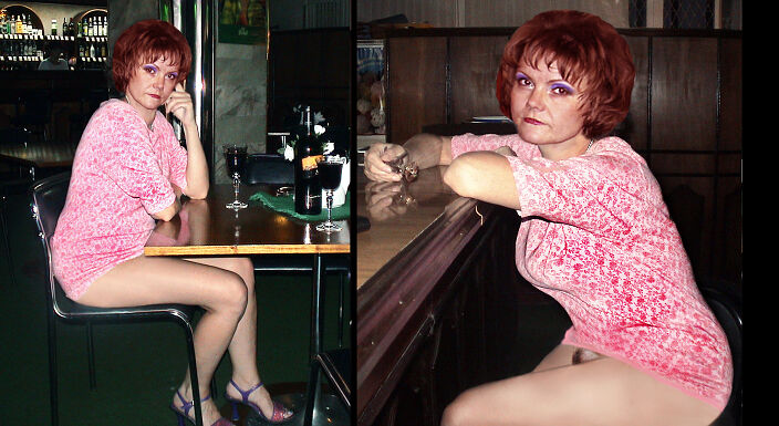 Шлюха Лора в баре сидит без трусов и выпивает