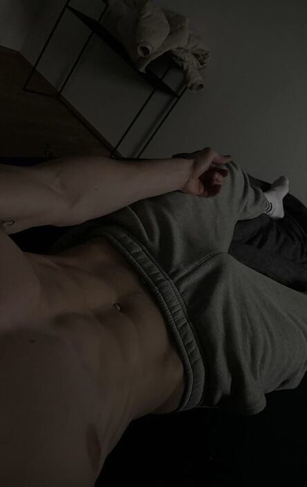 лежу один в постели, а мог бы с тобой(точно не лежать)