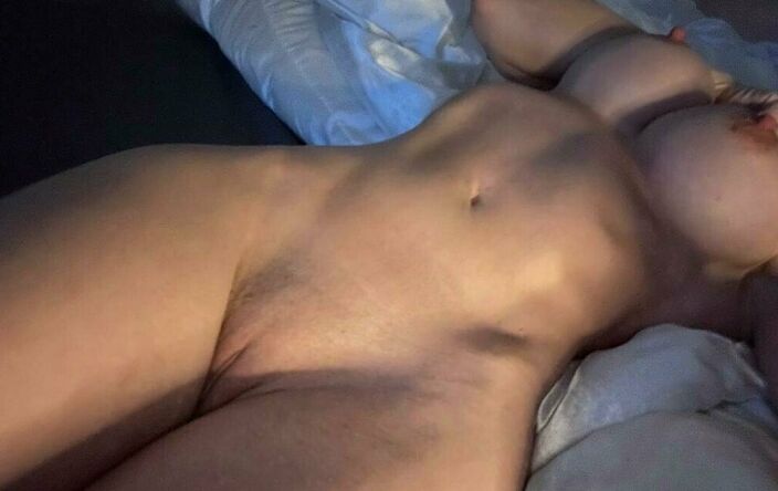 Лежу голой я