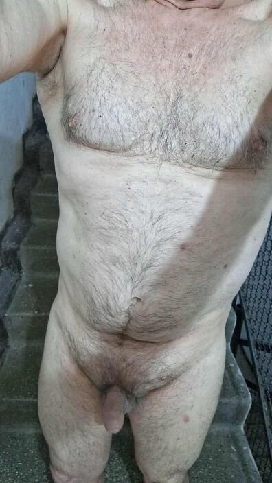 Вышел голым из квартиры