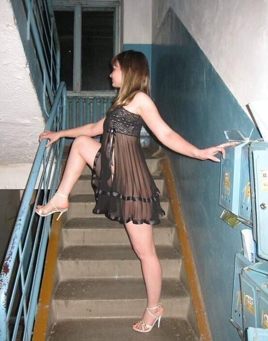 Вышли в подъезд