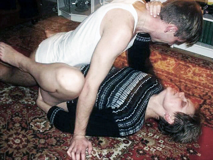 Проститутка Лора обслуживает клиента на ковре