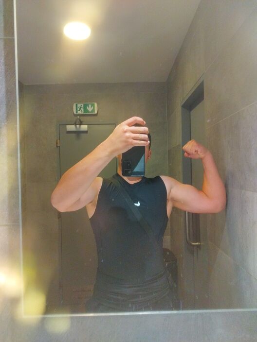 Молодой красивий парень