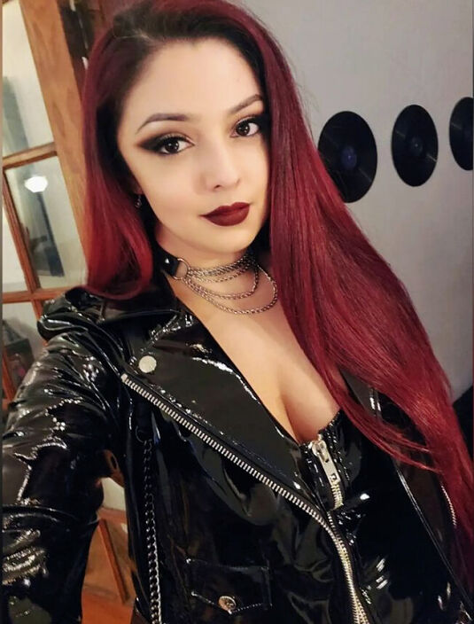 В лакированной курточке