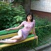Соседка Аня позирует на лавочке