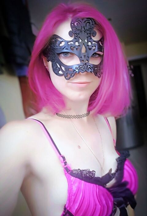 черная маска на розовом