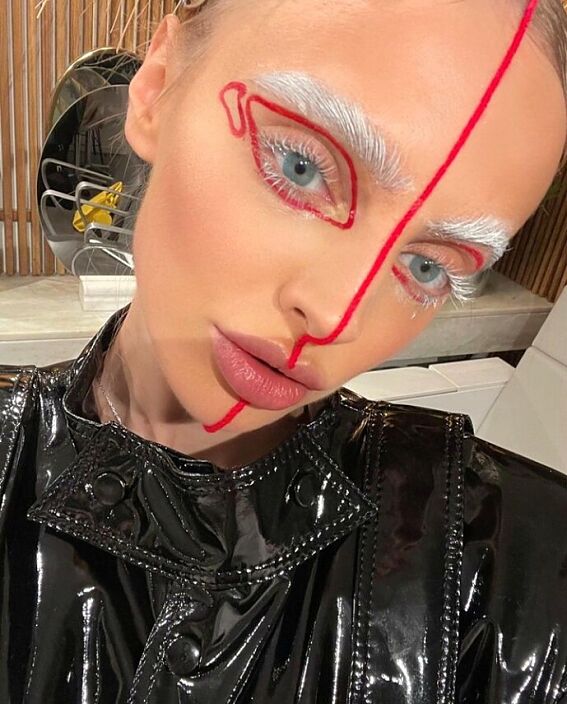 В лаковой курточке