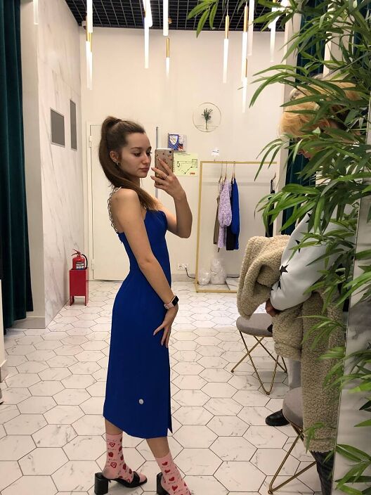 Шикарная в синем платье