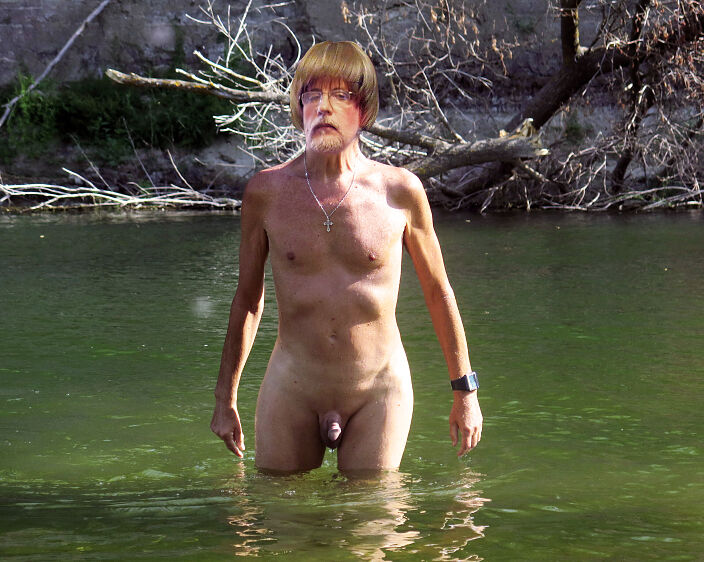 Голый пидар Алика  купается в речке