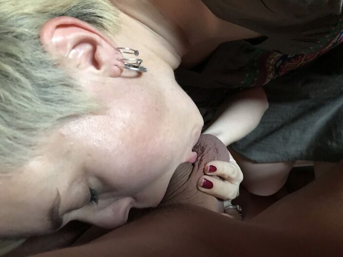 любит меня горлышком