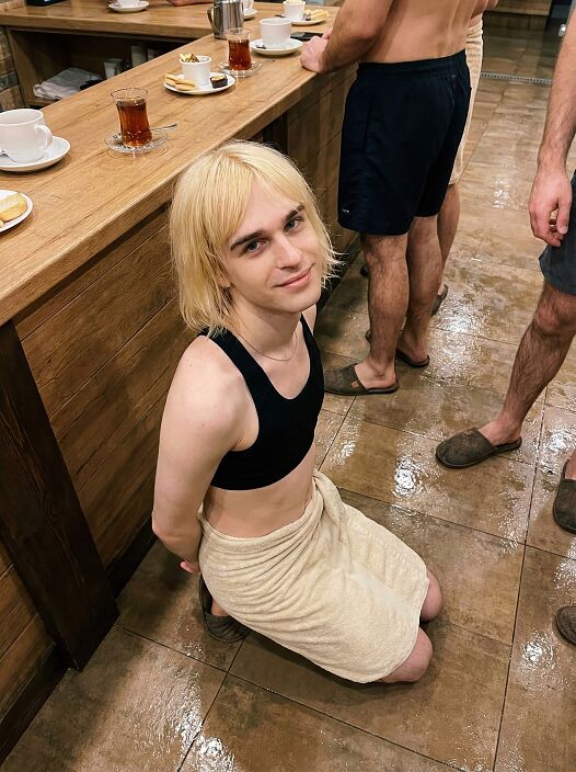 На коленках