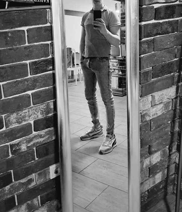 Рвется сквозь джинсы)